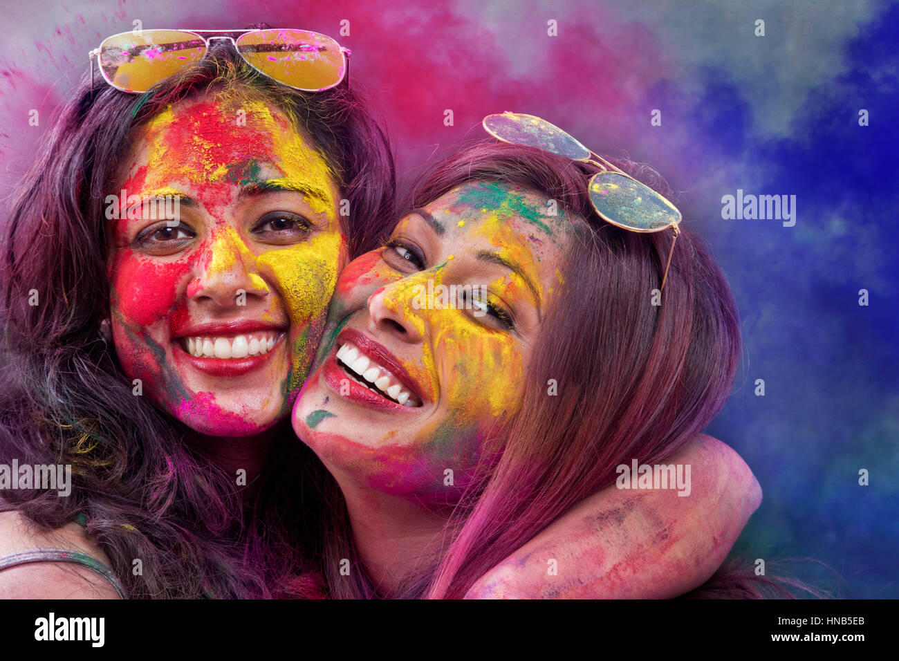 Porträt von zwei Mädchen im Teenageralter indische feiern Holi-Fest Stockfoto