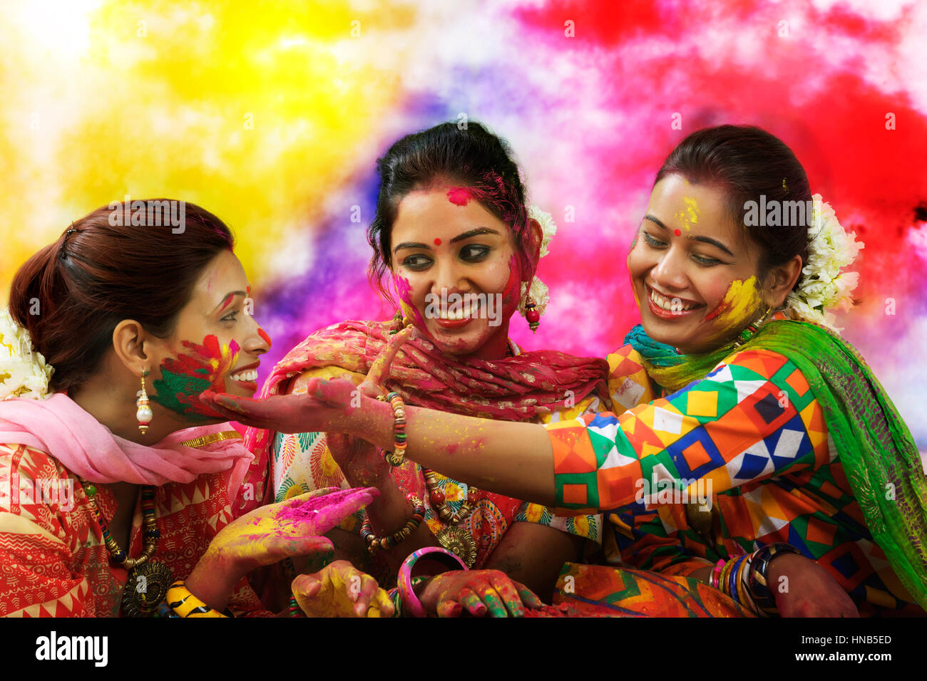 Drei Mädchen im Teenageralter indische feiern Holi-Fest mit traditionellen Trachten und Schmuck Stockfoto