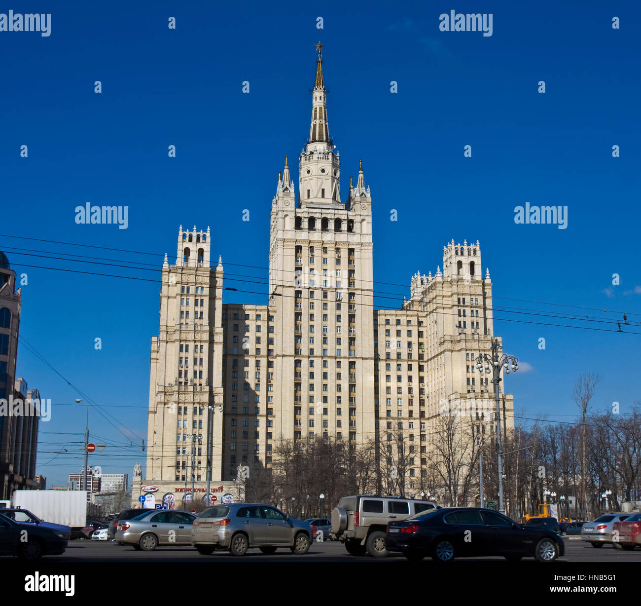 Moskau - 6. Juni 2012: Hochhaus am Kudrinskaya Platz, wurde 1954 erbaut, dient als lebende Appartments. Stockfoto