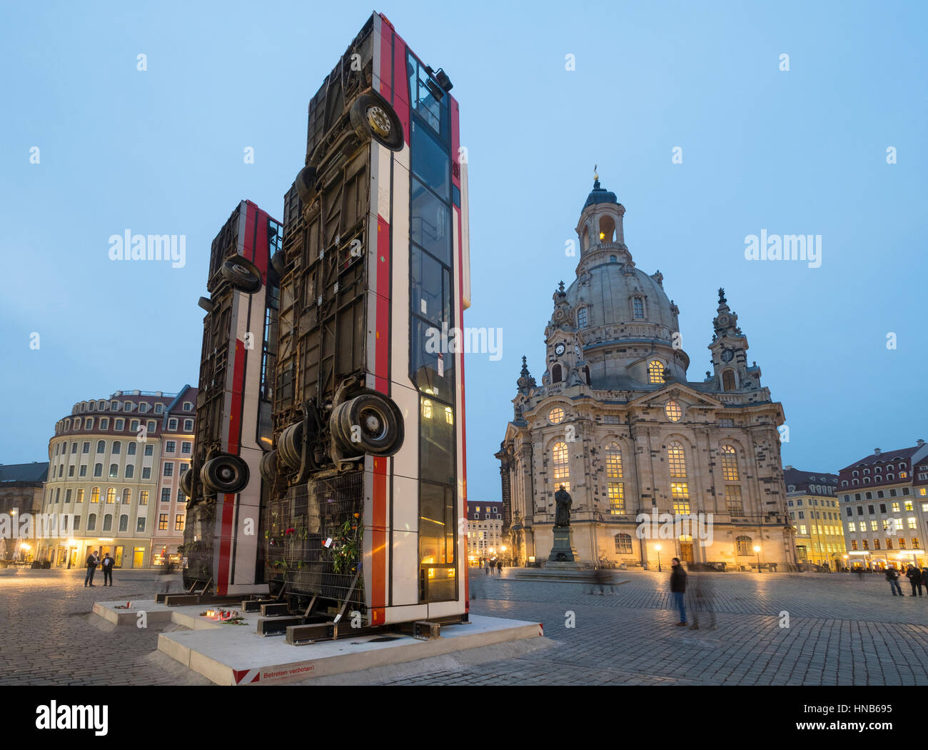 Skulptur von 3 vertikale Busse als Symbol für anti-Scharfschützen Barrikade in Aleppo von syrisch-deutsche Künstler Manaf Halbouni in Dresden, Deutschland. Stockfoto