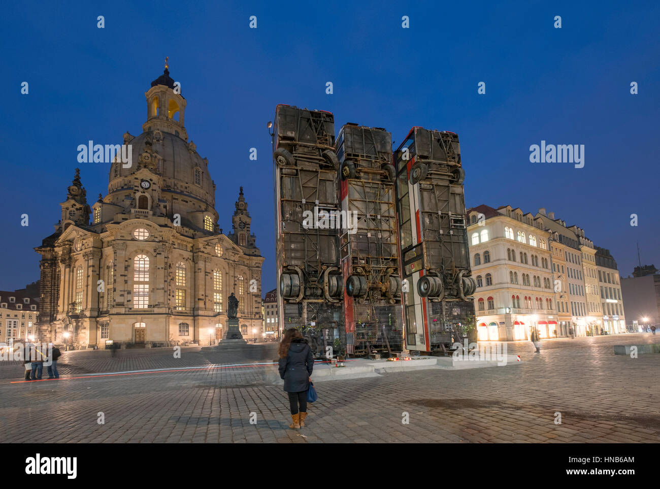 Skulptur von 3 vertikale Busse als Symbol für anti-Scharfschützen Barrikade in Aleppo von syrisch-deutsche Künstler Manaf Halbouni in Dresden, Deutschland. Stockfoto