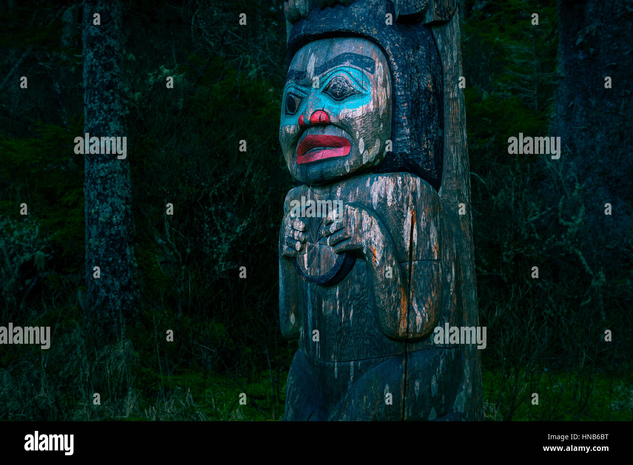 Michio Hoshino Memorial Totempfahl auf Heilbutt Punkt Alaska State Recreation Area in der Nähe von Sitka, Akasha, USA. Fotografie von Jeffrey Wickett. Stockfoto