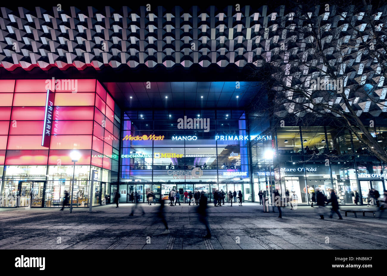 Nachtansicht des Centrum Einkaufszentrum in Dresden Deutschland Stockfoto