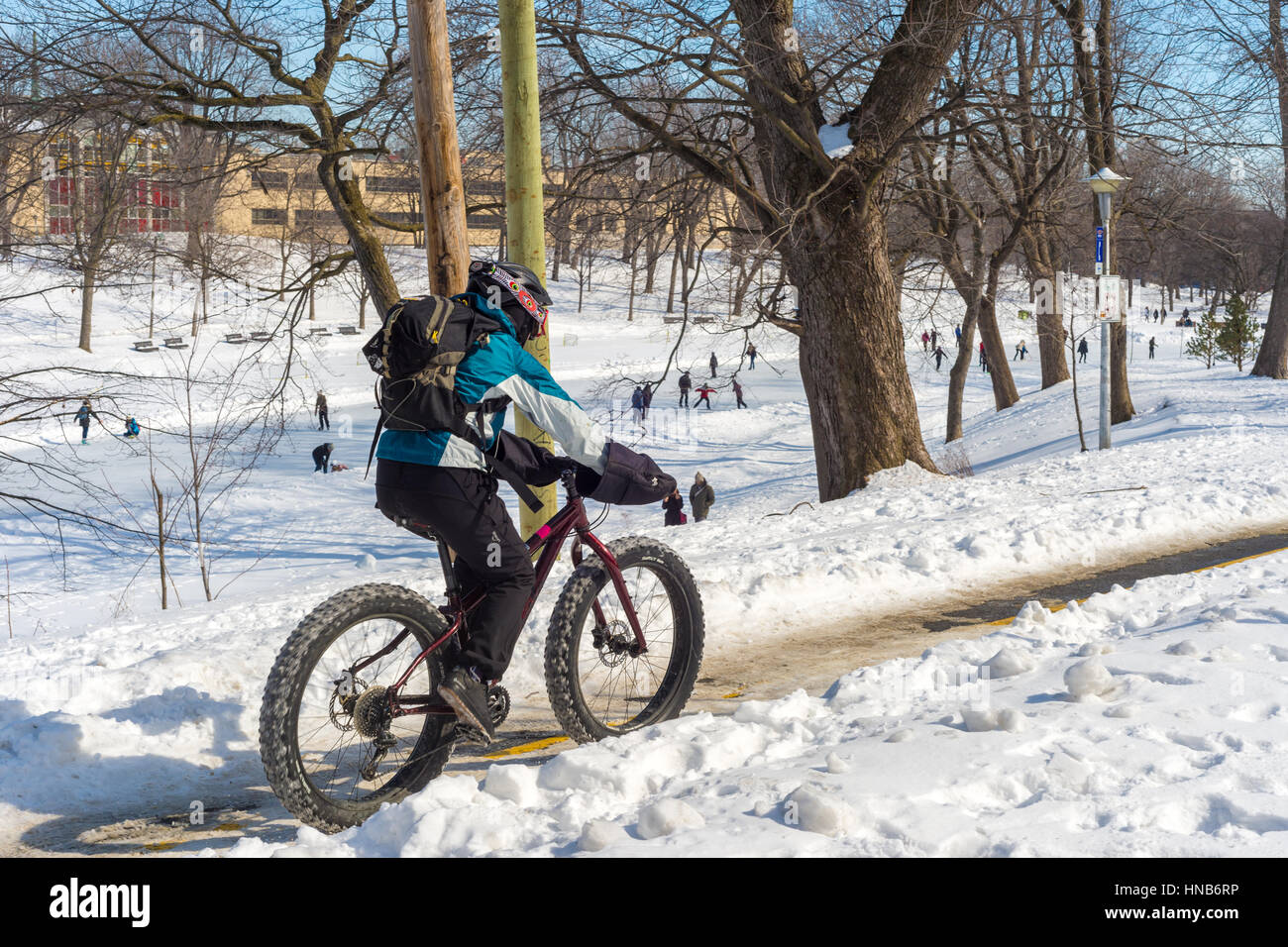 Montreal, CA, 5. März 2016. Eine Person ist eine fette Reifen Schnee im Winter Fahrrad. Stockfoto
