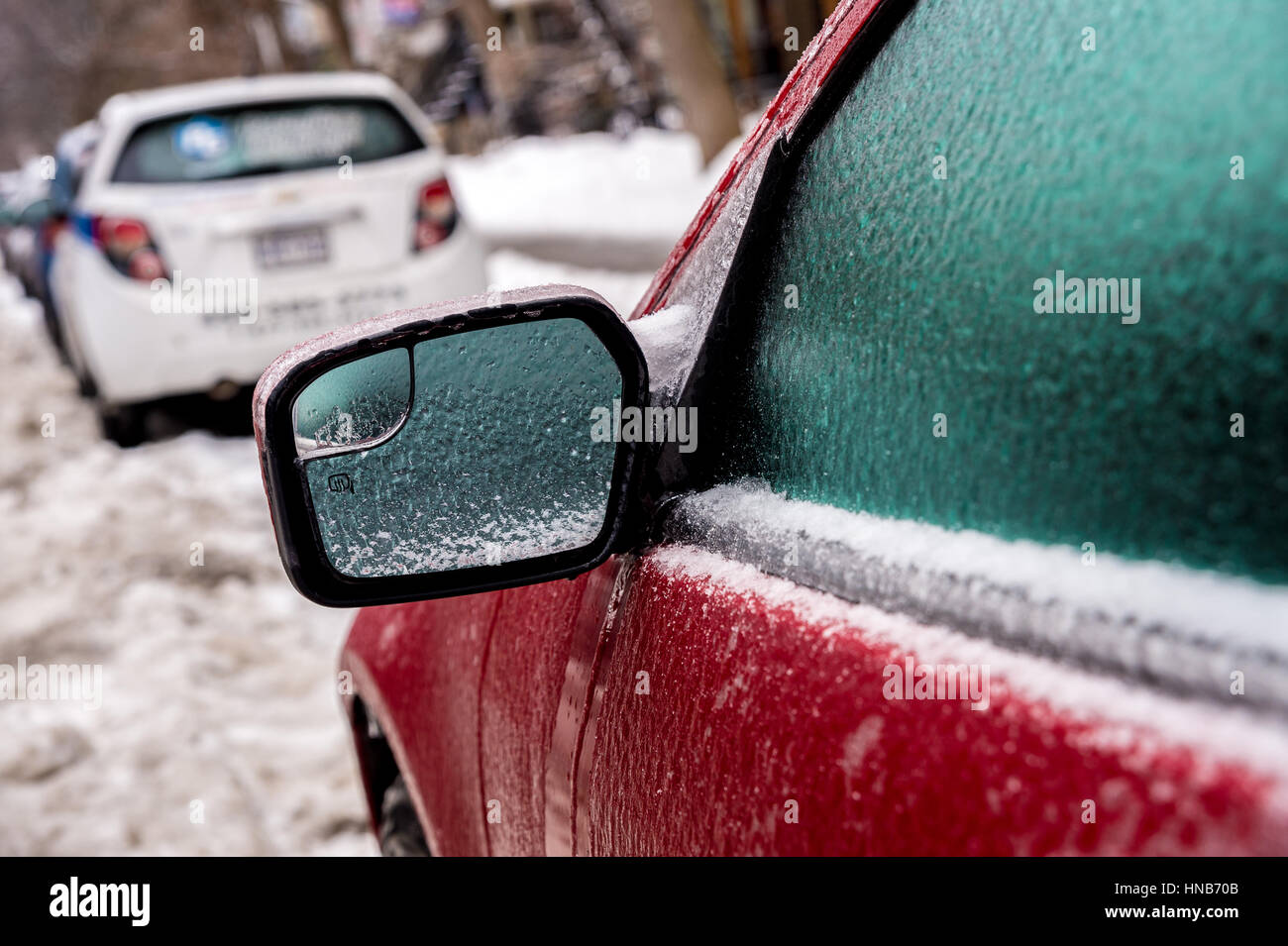 Montreal, CA, 29. Februar 2016. Autospiegel und Fenster sind mit Eis bedeckt, nach Gefrierender Regen. Stockfoto