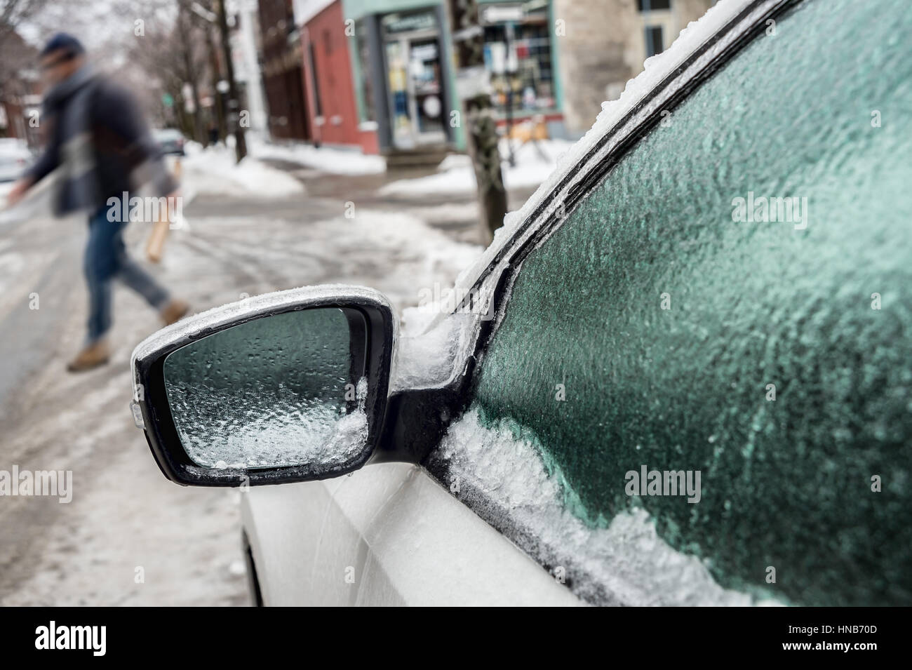 Montreal, CA, 29. Februar 2016. Autospiegel und Fenster sind mit Eis bedeckt, nach Gefrierender Regen. Stockfoto