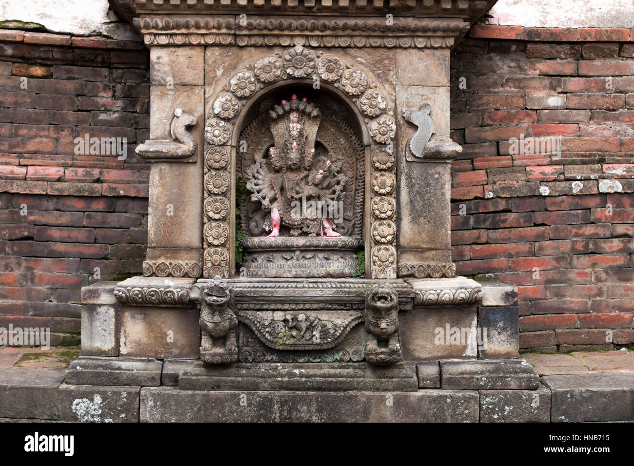Steinbildhauerei von Vishnu, einem Hindu-Gott, in einem Tempel in Bhaktapur, Kathmandu, neben dem Wasserteich Stockfoto