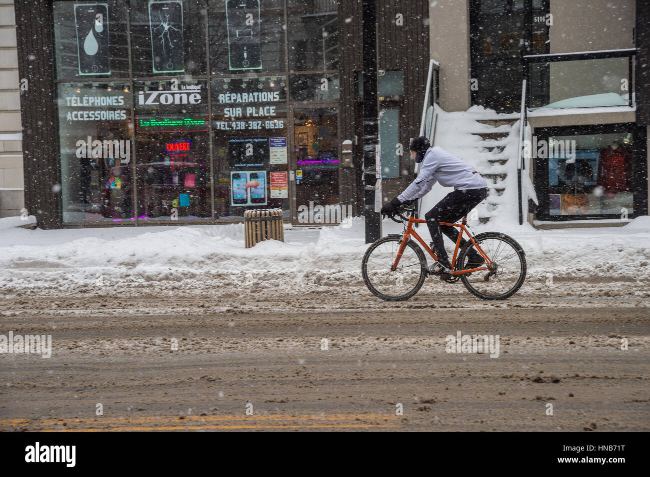 Montreal, CA, 12. Dezember 2016. Mann Reiten Fahrrad in Mile End Nachbarschaft während Schneesturm Stockfoto