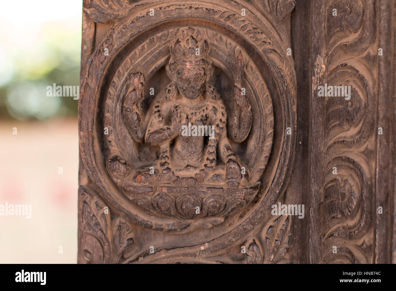 Holzschnitzerei von Hindu-Gottheiten und himmlische Nymphen schmücken die Wände eines Gebäudes in Bhaktapur, Kathmandu Stockfoto