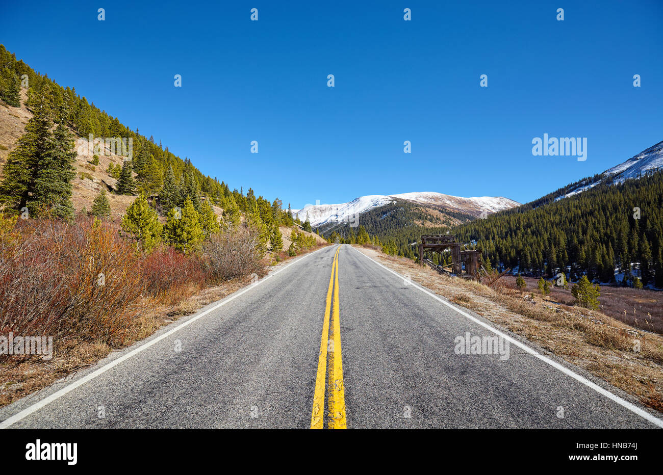 Malerische Bergstraße im Herbst, Reise-Konzept Bild, Colorado, USA. Stockfoto