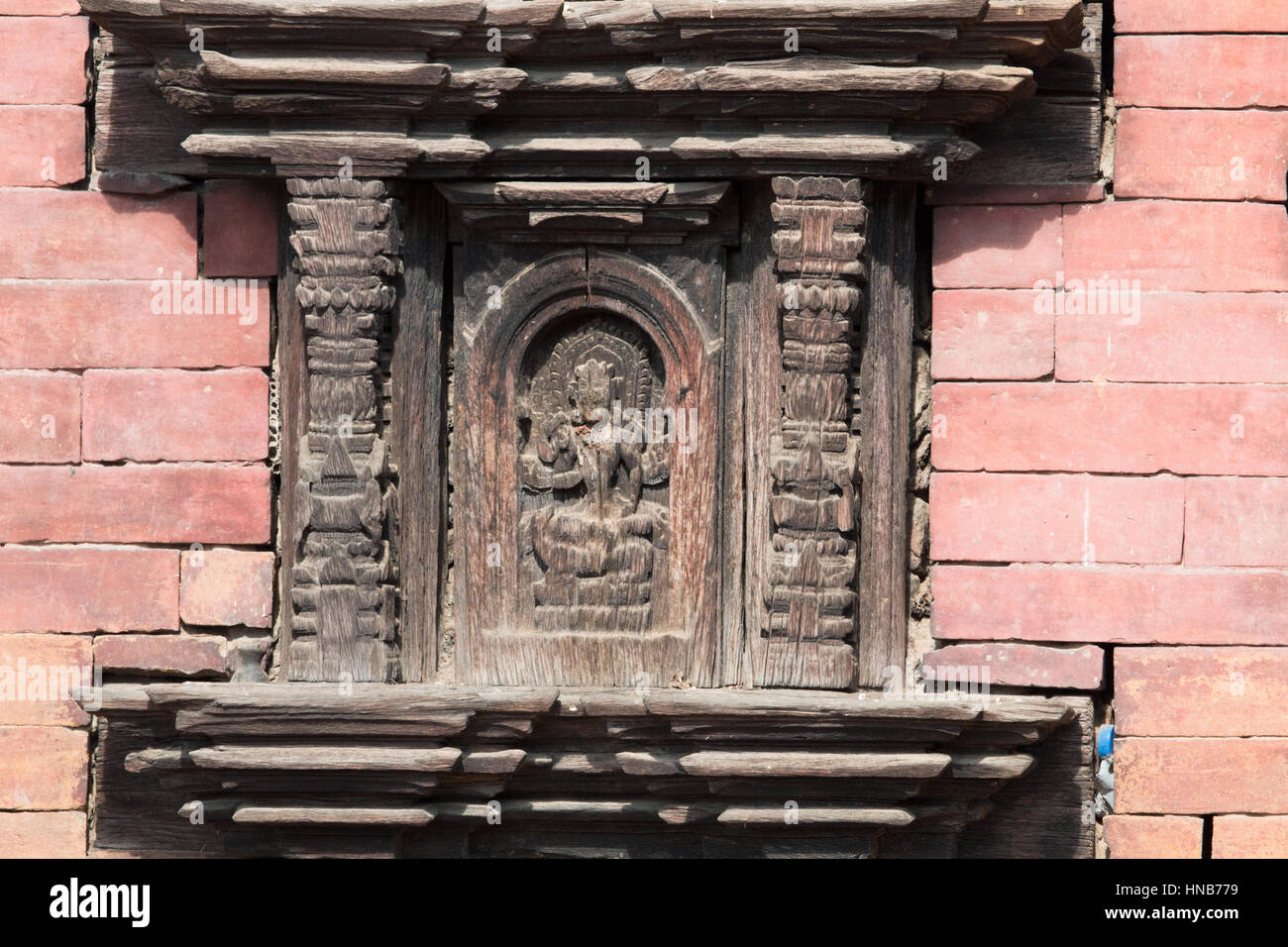 Holzschnitzerei des Hindu-Gottes auf einem Panel außerhalb eines Gebäudes in Patan Quadrat, Kathmandu, Nepal Stockfoto