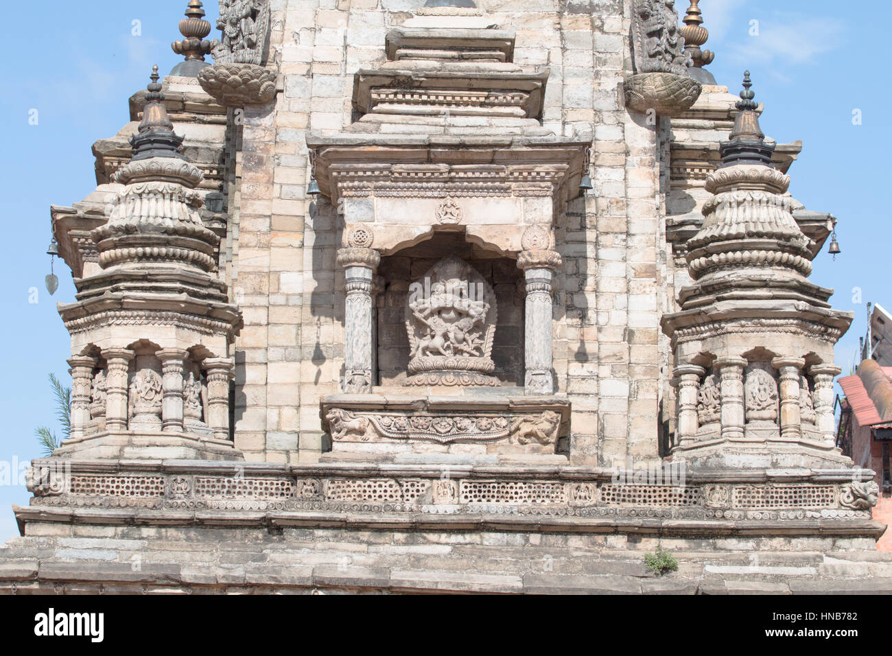 Detail der Fassade Steinschnitt des Varaha Avatar von Vishnu, einem Hindu-Gott auf einen Tempel in Patan Durbar Square, Kathmandu Stockfoto