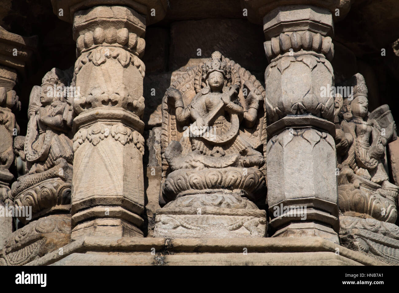 Steinschnitzereien von Hindu-Götter und Nymphen auf der Außenseite eines Tempels in Bhaktapur, Kathmandu Stockfoto