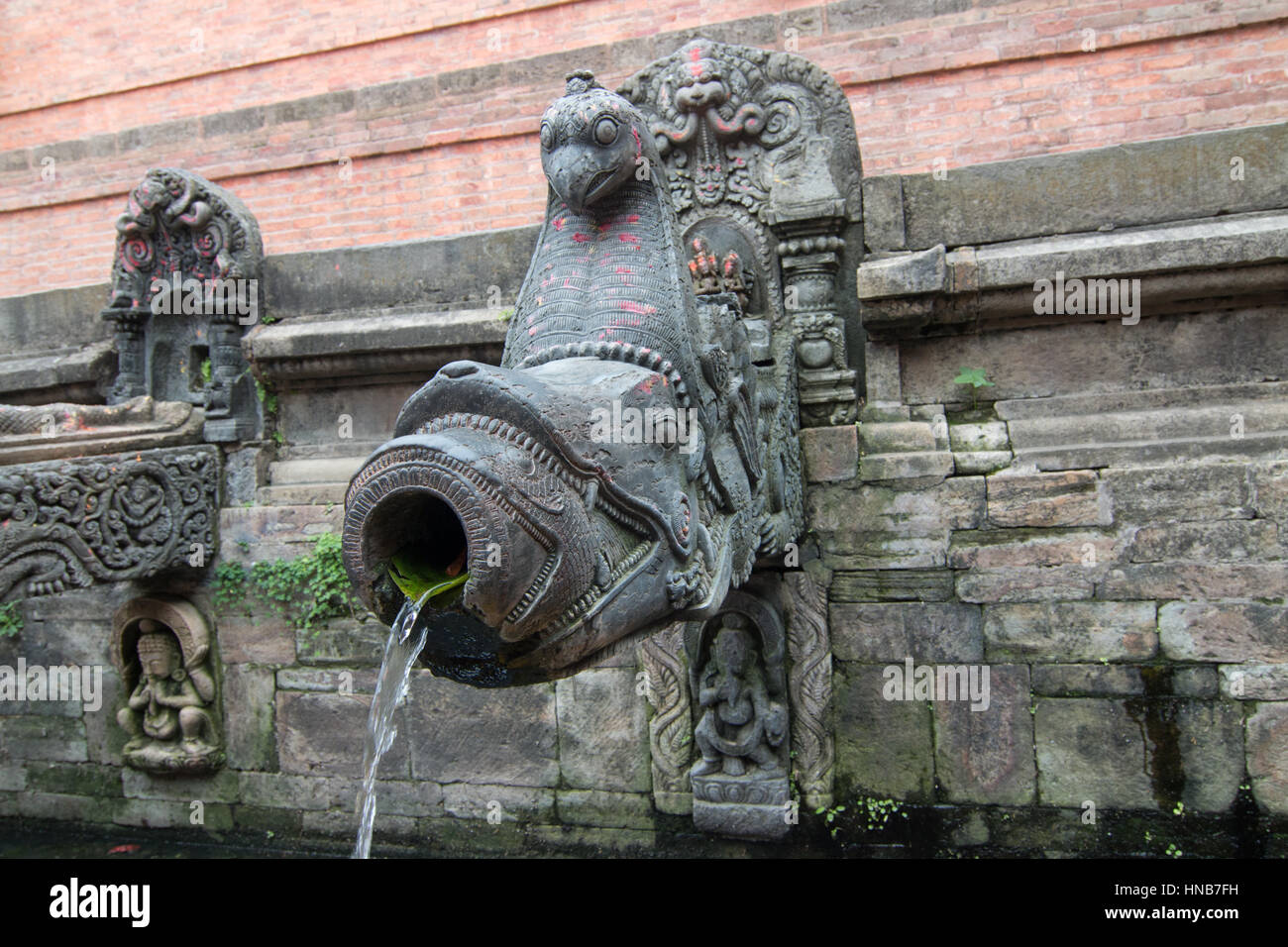 Aufwendig gearbeitete Bronze Wasser Auslauf mit religiösen und tierische Motive dieser Kanäle aus einer unterirdischen Quelle auf einem öffentlichen Platz, Kathmandu, Nepal Stockfoto