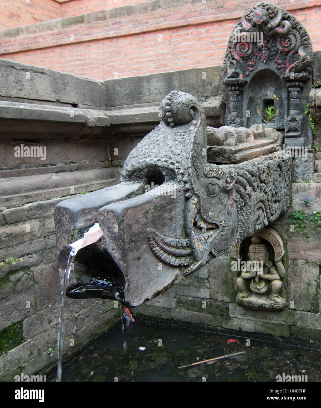 Aufwendig gearbeitete Bronze Wasser Auslauf mit religiösen und tierische Motive dieser Kanäle aus einer unterirdischen Quelle auf einem öffentlichen Platz, Kathmandu, Nepal Stockfoto