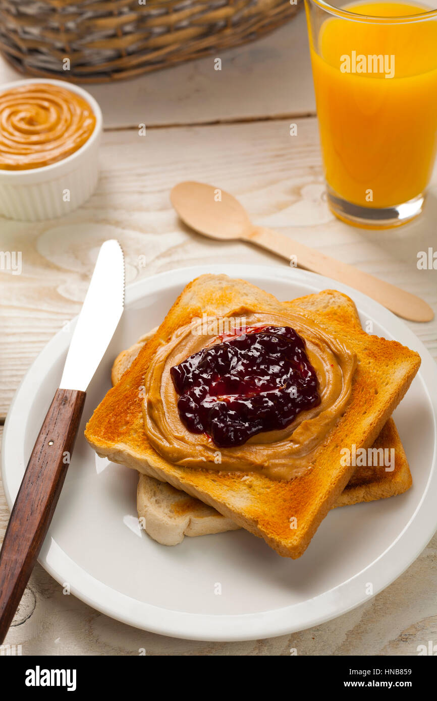 Frühstück süß Kinder Schokolade und Zucker streut zerbröckelt Stockfoto