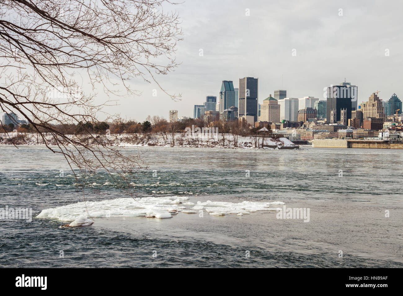 Montreal, CA - 5. Februar 2017: Skyline von Montreal im Winter von Jean Drapeau Insel Stockfoto