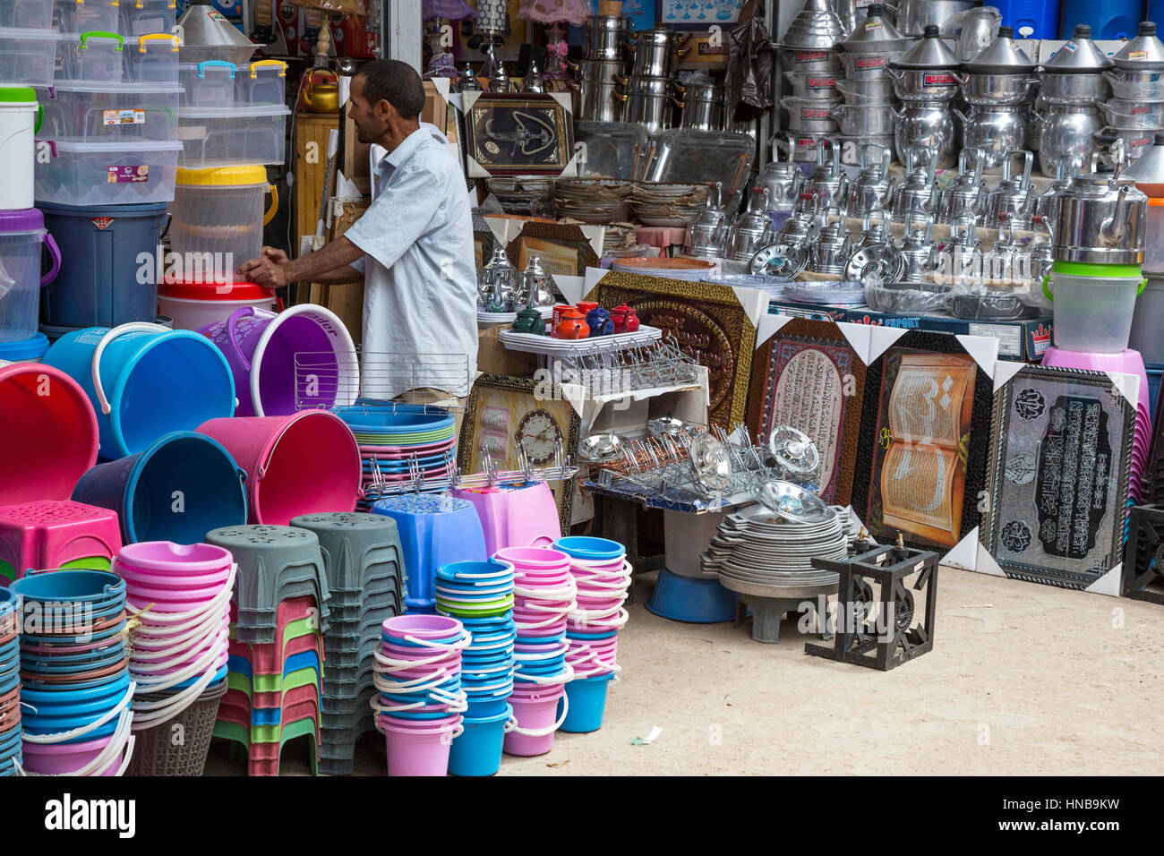 Rissani, Marokko.  Markt-Szene.  Tee-Töpfe, Eimer, Utensilien zum Verkauf. Stockfoto