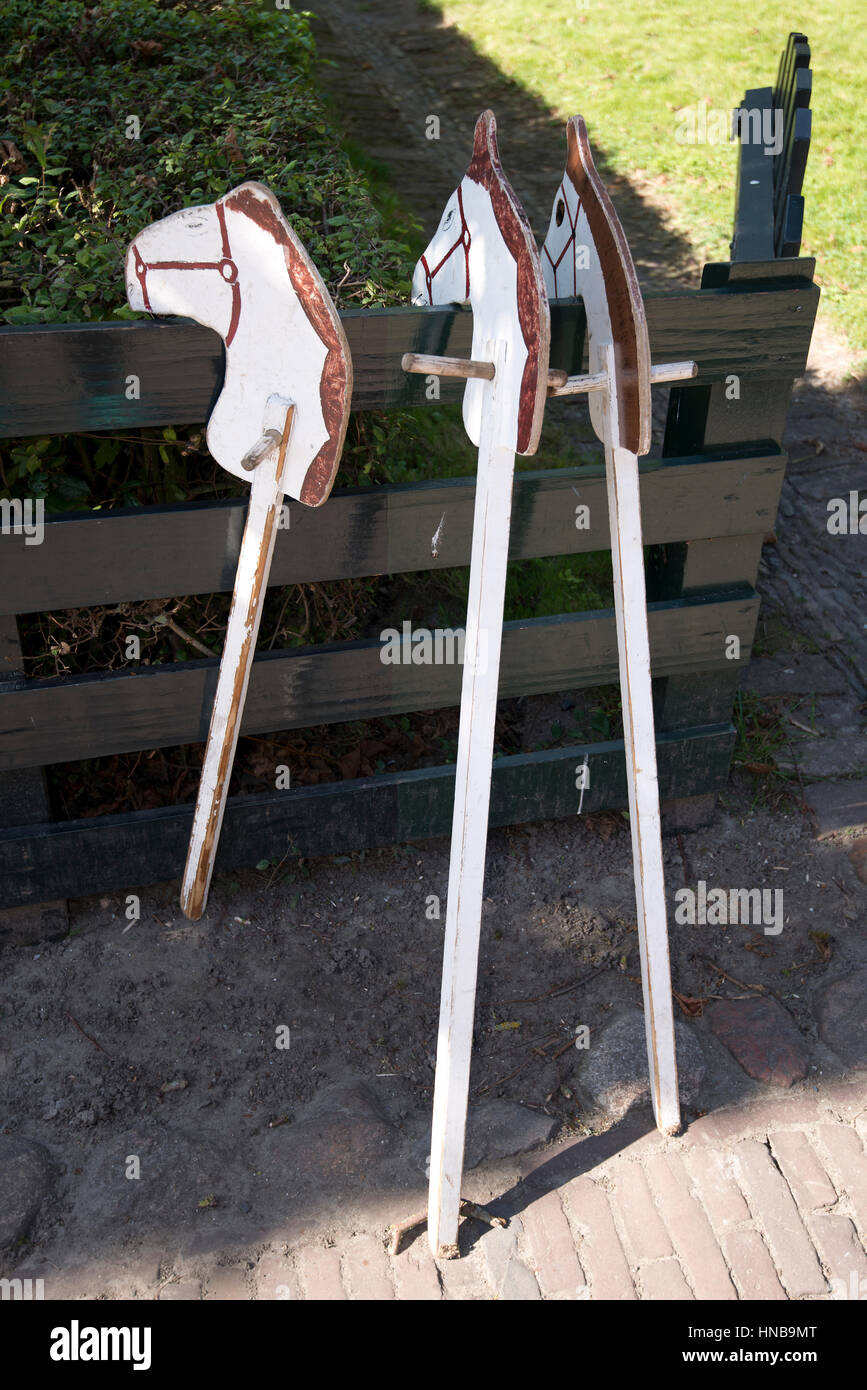 Steckenpferde, eine traditionelle Kinder-Spiel in den Niederlanden Stockfoto