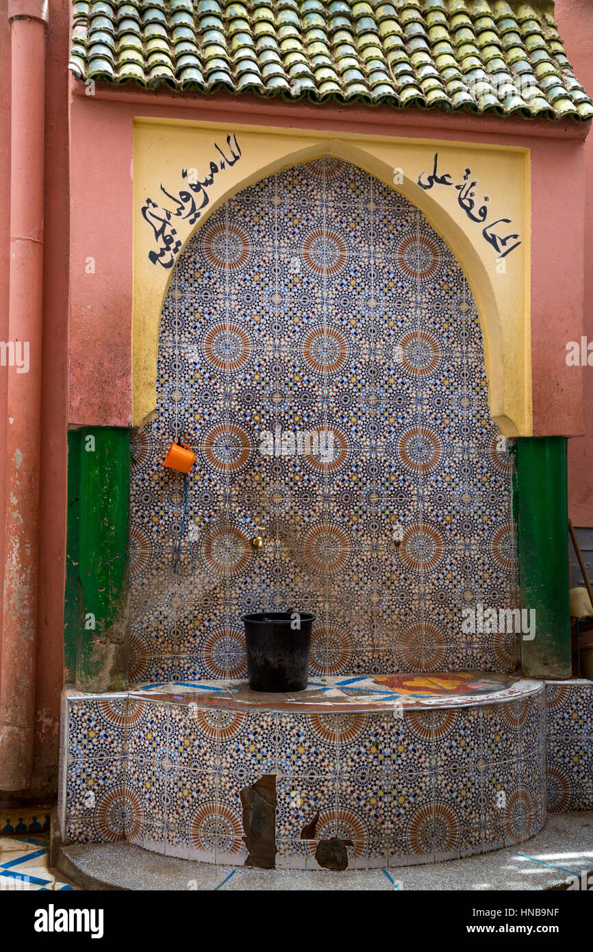 Rissani, Marokko.  Öffentlichen Wasserhahn auf dem Markt.  Das arabische sagt "Wassersparen ist jedermanns Verantwortung." Stockfoto