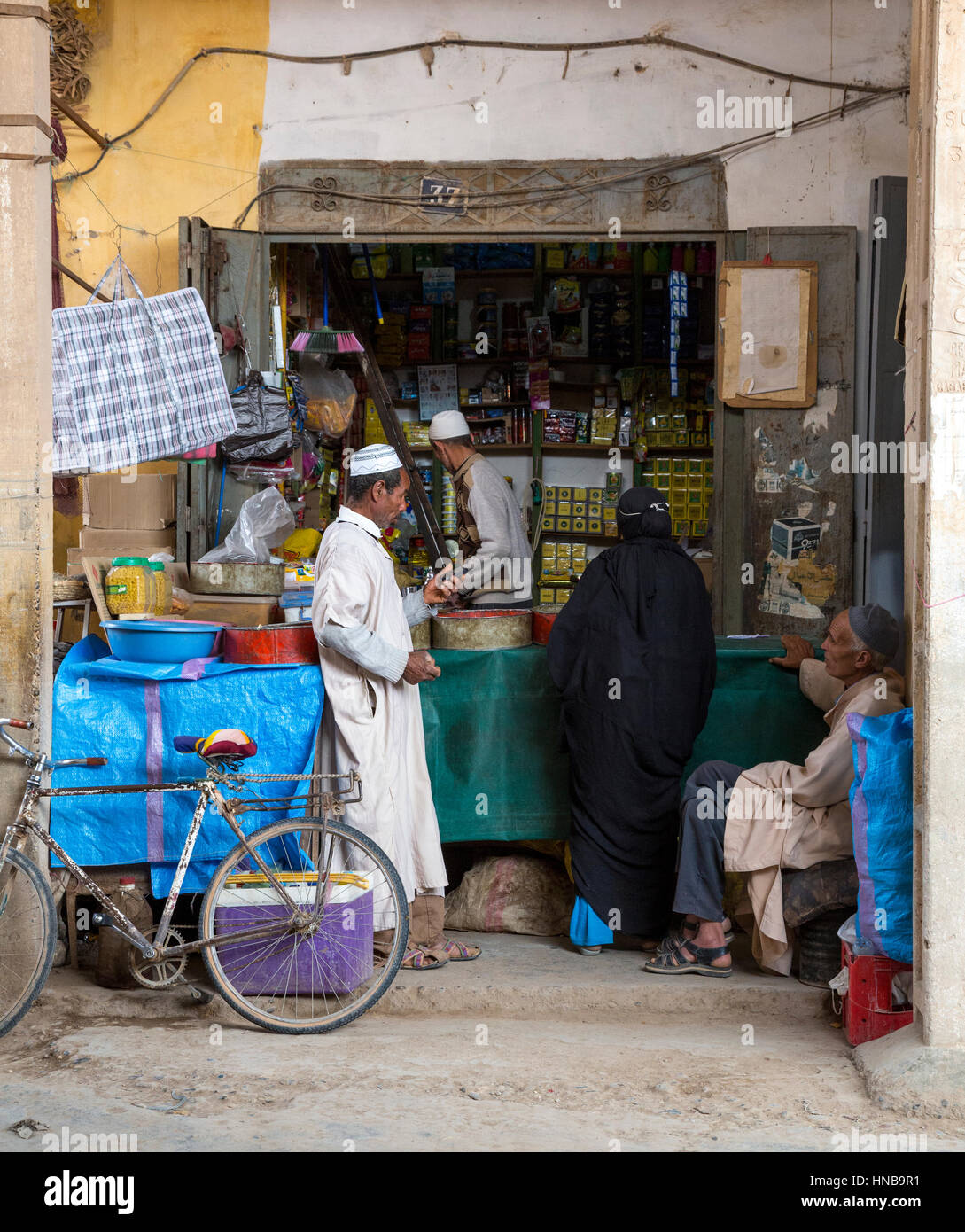Rissani, Marokko.  Markt Shop Verkauf Pasta, Tee und andere Kleinigkeiten. Stockfoto