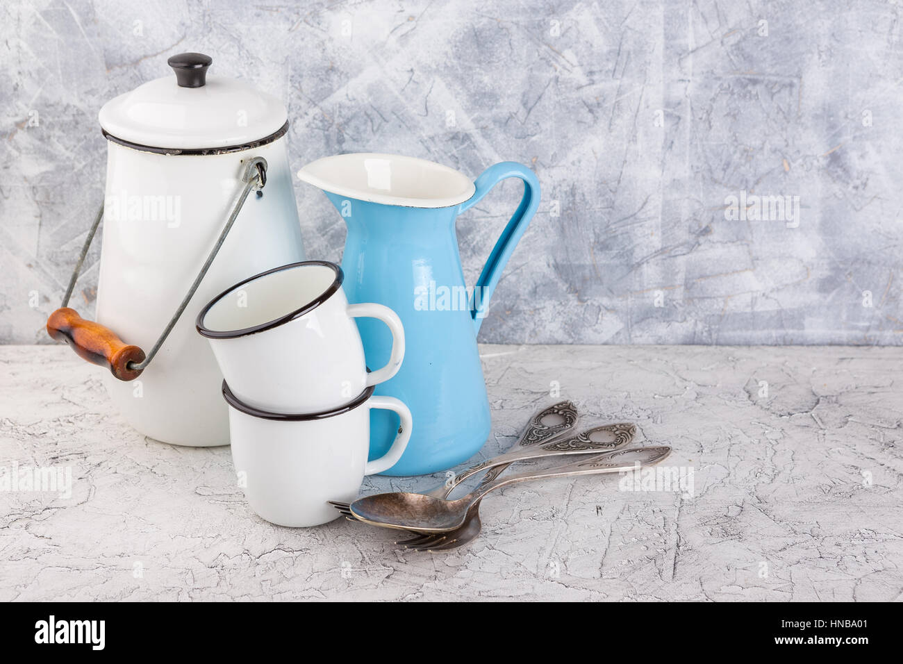 Können Sie zwei weiße Emaille Becher, Krug, blau und weiß auf hellem Hintergrund Stockfoto