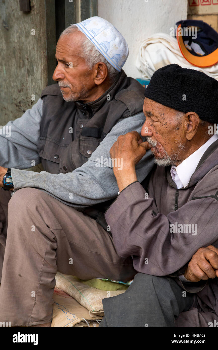 Rissani, Marokko.  Markt, zwei Männer mittleren Alters beisammen sitzen. Stockfoto
