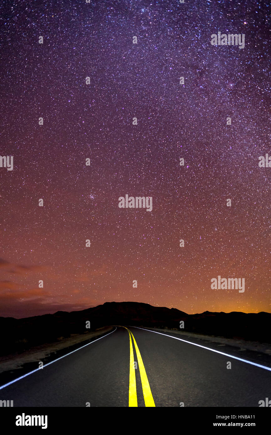 Desert Highway in der Nacht mit Sternen Stockfoto