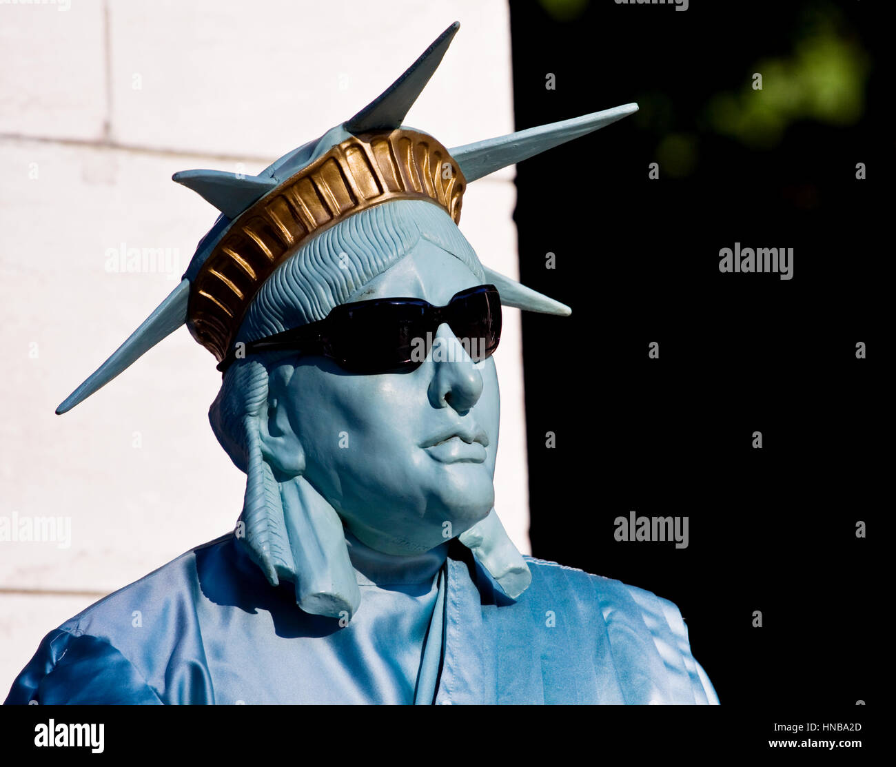 Eine Straße Entertainer verkleidet als die Statue der Freiheit stellt für Touristen außerhalb Central Park in Manhattan, New York, USA Stockfoto