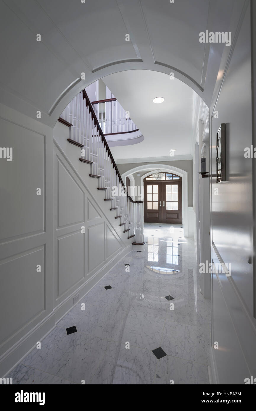 Weißen Foyer innen liegende Treppe Haustür luxuriöses Haus Stockfoto