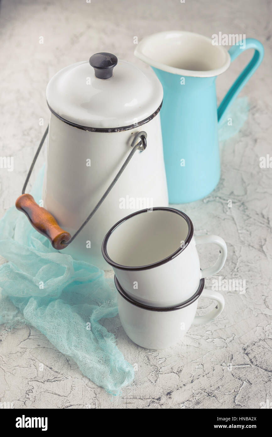 Können Sie zwei weiße Emaille Becher, Krug, blau und weiß auf hellem Hintergrund Stockfoto