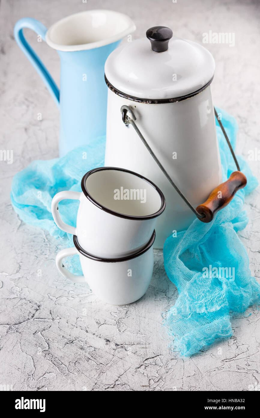 Können Sie zwei weiße Emaille Becher, Krug, blau und weiß auf hellem Hintergrund Stockfoto