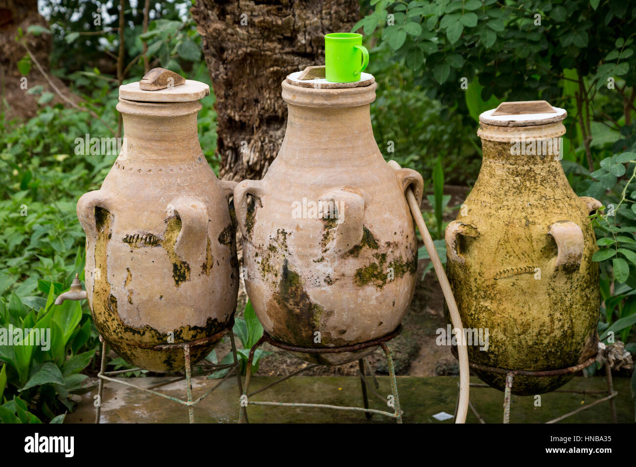 Öffentliche Wasserversorgung Krüge in Zawiya von Moulay Ali Shereef (Cherif), Rissani, Marokko. Stockfoto