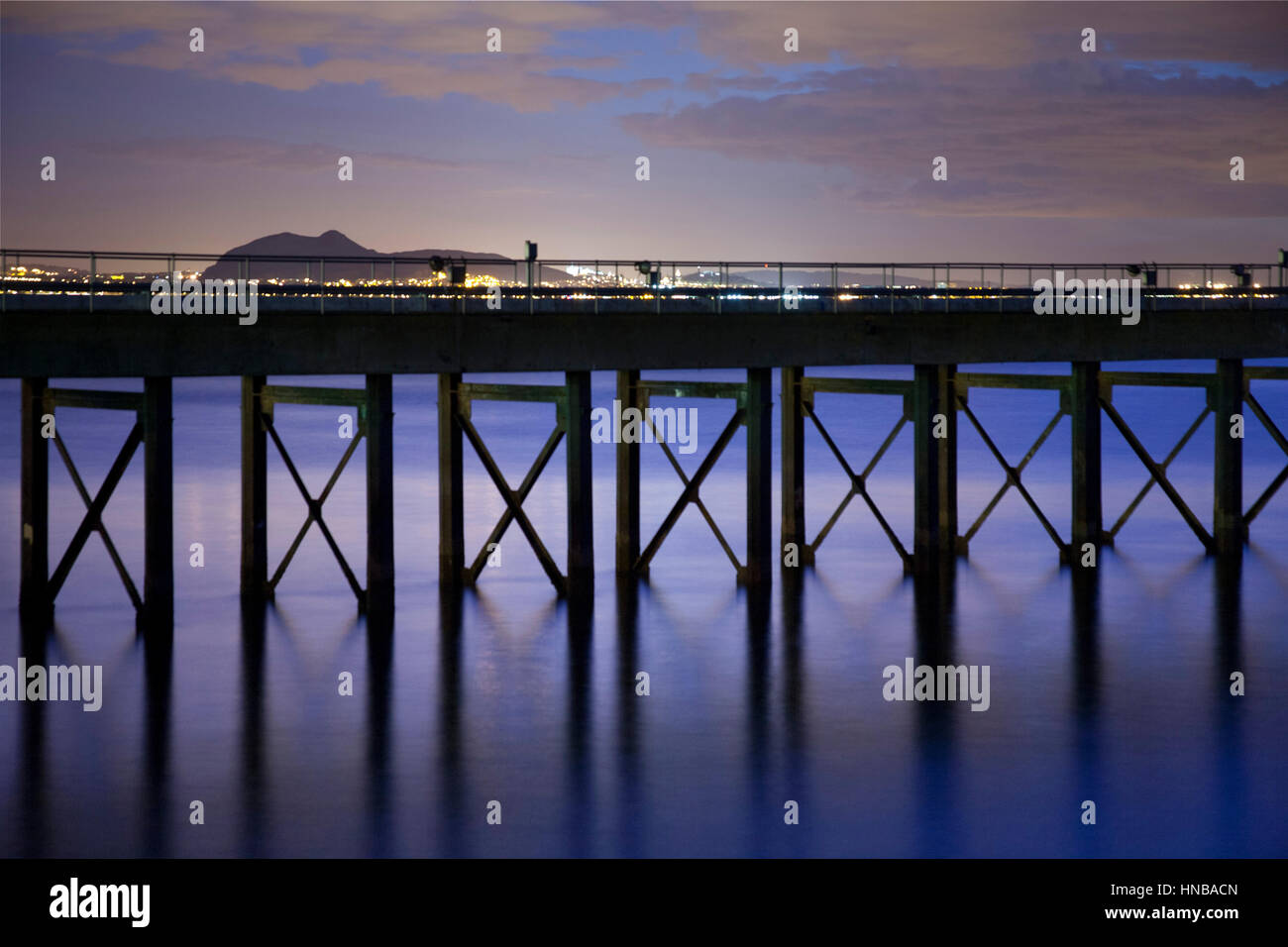 Sonnenuntergang über den Pier von Kernkraftwerk Torness, in der Nähe von Dunbar, East Lothian, Schottland Stockfoto