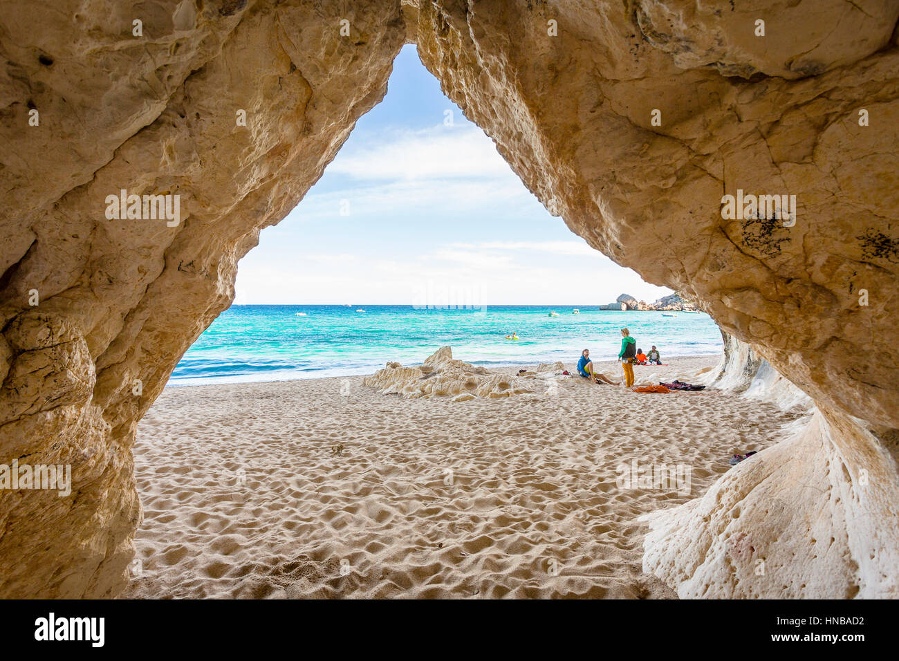 Höhle an der Küste Cala Luna, charmin Strand am Golf von Orosei, am Mittelmeer, Nuoro, Sardinien, Italien Stockfoto