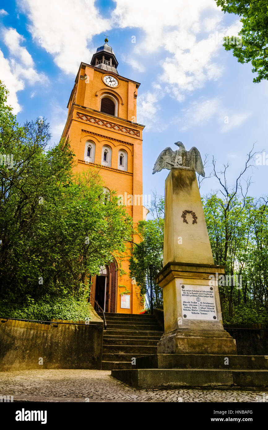 Denkmal vor der Pfarrkirche in Buckow, Brandenburg, Deutschland Stockfoto