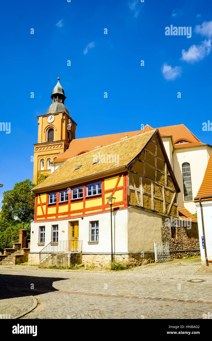 Fachwerkhaus vor Pfarrkirche in Buckow, Brandenburg, Deutschland Stockfoto