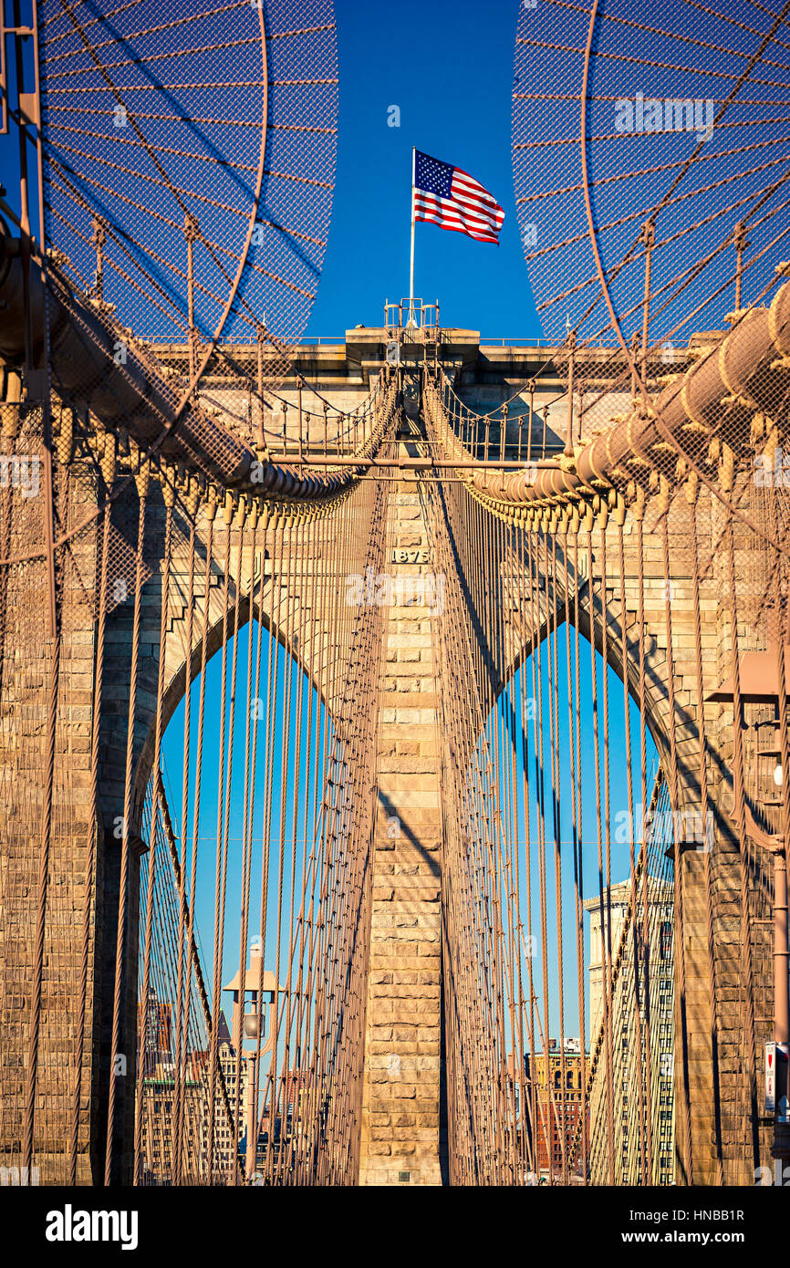 Amerikanische Flagge auf der Brooklyn Bridge in New York City Stockfoto