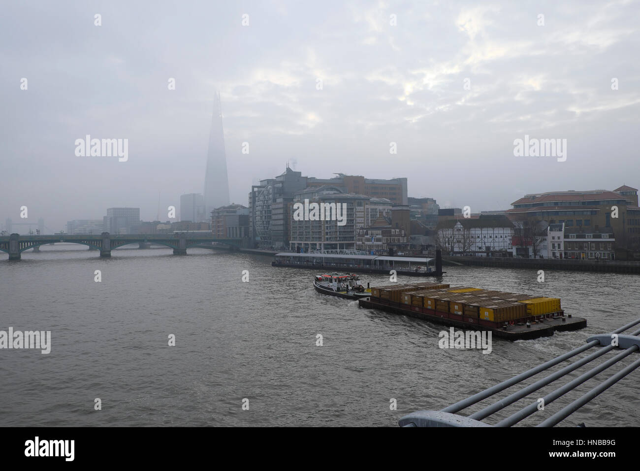 Toxische Luftverschmutzung über dem Hochhaus Shard und der Themse am 24. Januar 2017 South London UK KATHY DEWITT Stockfoto