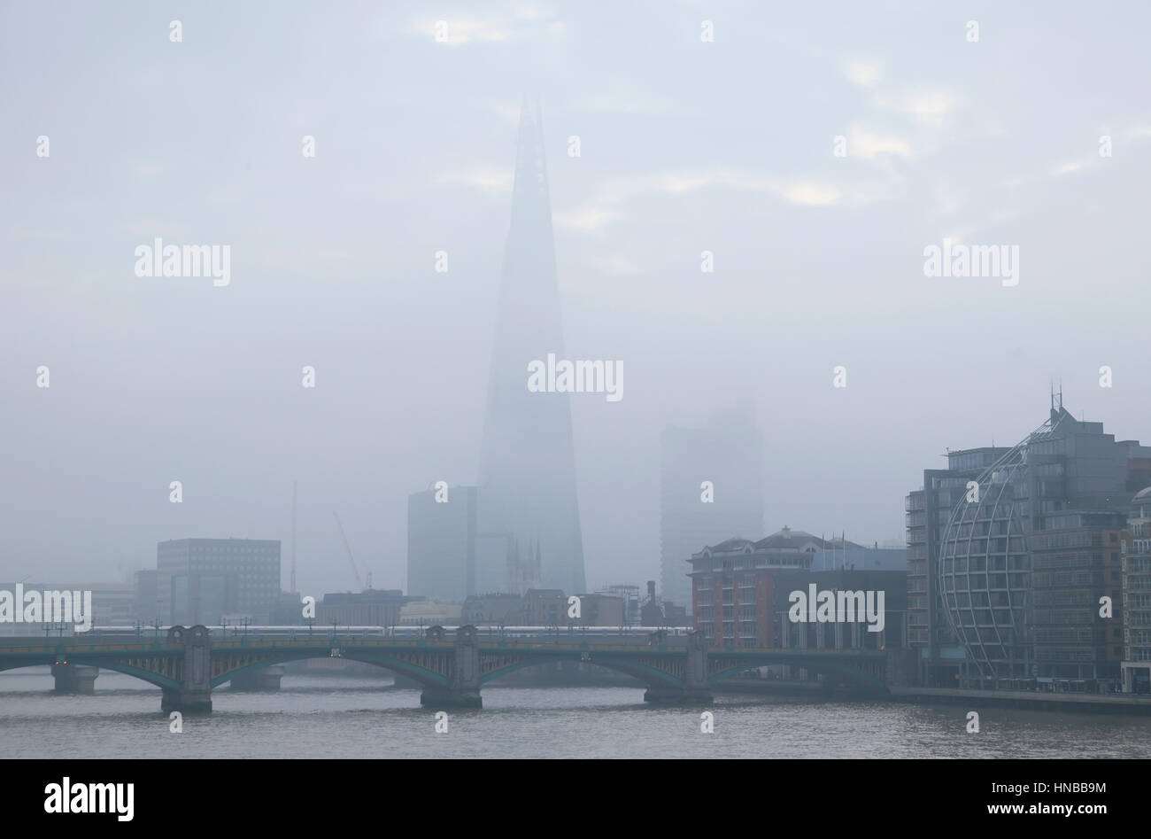 Toxische Luftverschmutzung über dem Shard-Gebäude und der Themse am 23.. Januar 2017 in Südlondon, Großbritannien, KATHY DEWITT Stockfoto
