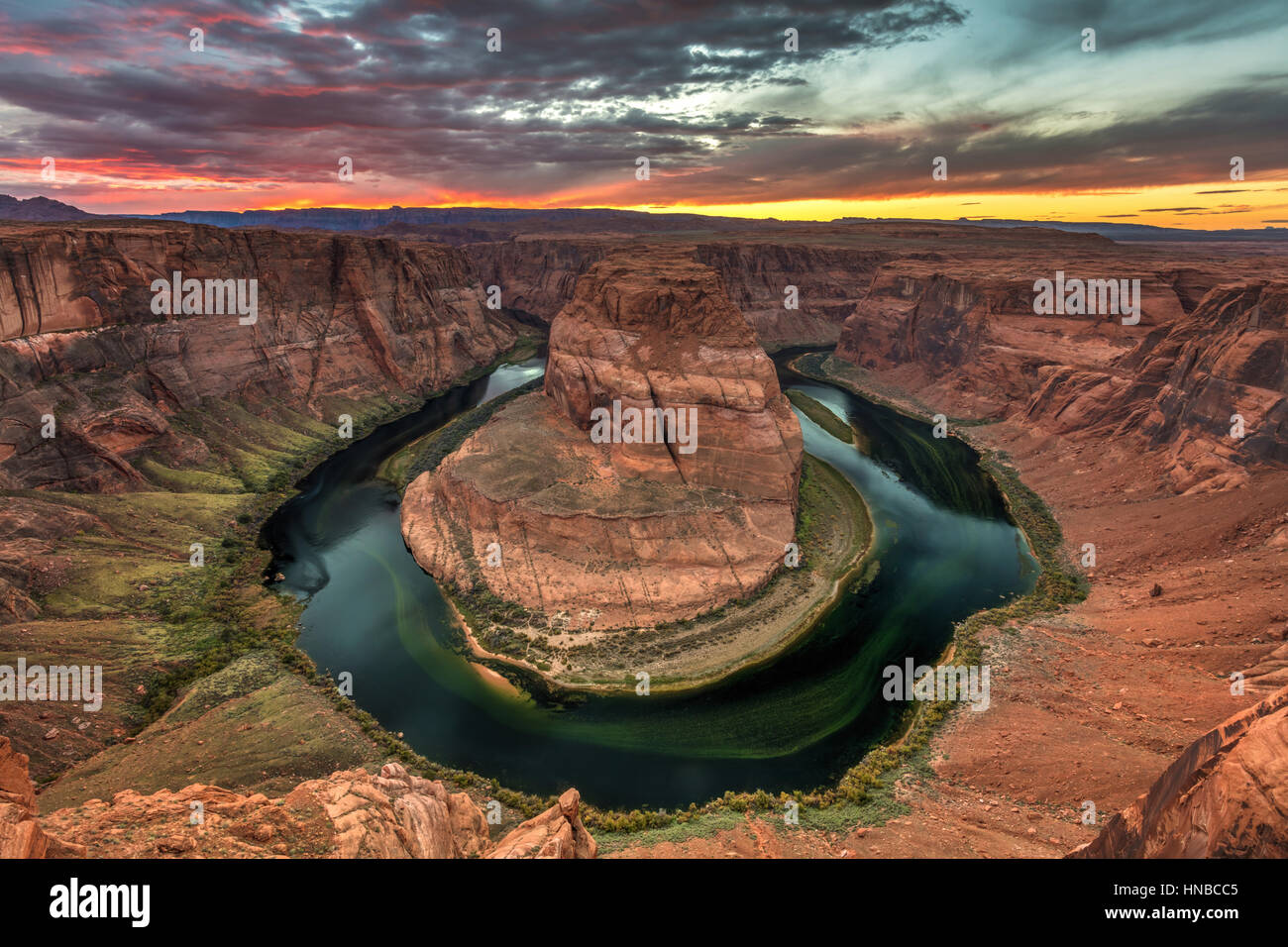 Horseshoe Bend Sonnenuntergang. Schöner Sonnenuntergang an der berühmten Biegung in der Form eines Hufeisens des Colorado River in der Nähe von Page, Arizona. Stockfoto