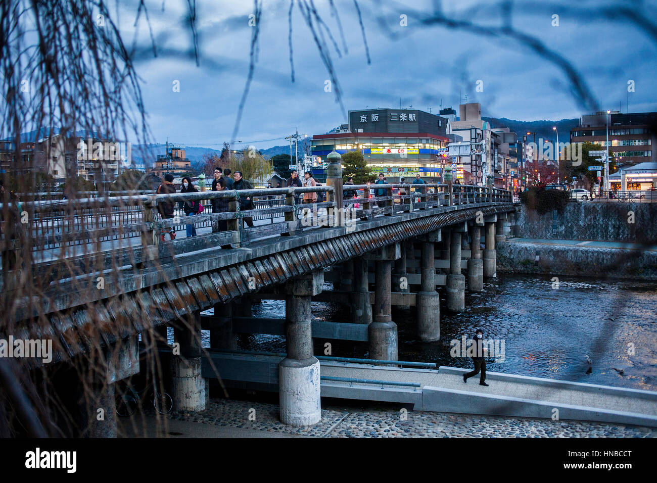 Kamo-Fluss und Brücke in Sanjo-Ohashi, lebhaft, Kyoto, Japan Stockfoto