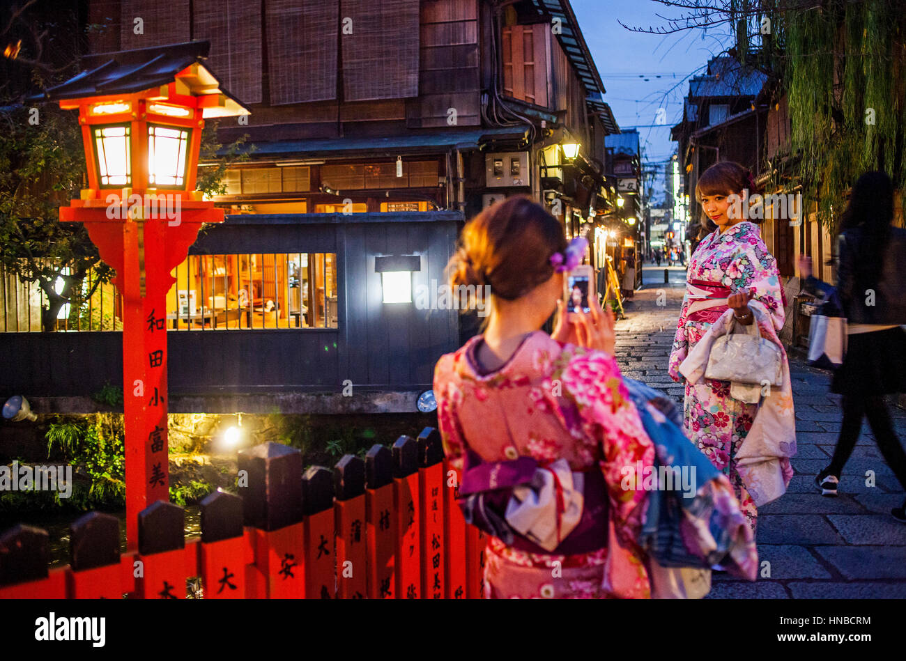 Frauen, im Kimono gekleidet, in Shirakawa-Minami-dori, Gion Distrikt, Kyoto. Kansai, Japan. Stockfoto