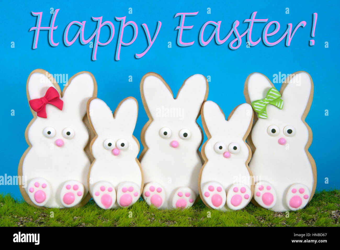 Easter Bunny Zuckergebäck hausgemachte bedeckt mit hausgemachten Marshmallow Fondant, verziert mit Süßigkeitaugen, Nase, Füße und beugen, große und kleine Hasen st Stockfoto