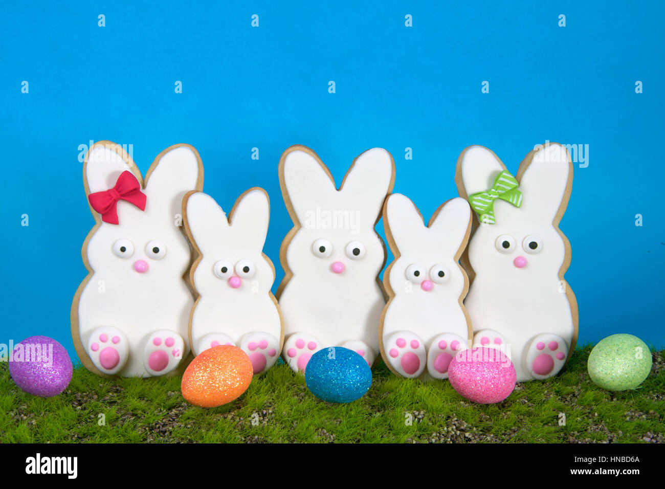 Easter Bunny Zuckergebäck hausgemachte bedeckt mit hausgemachten Marshmallow Fondant, verziert mit Süßigkeitaugen, Nase, Füße und beugen, große und kleine Hasen st Stockfoto