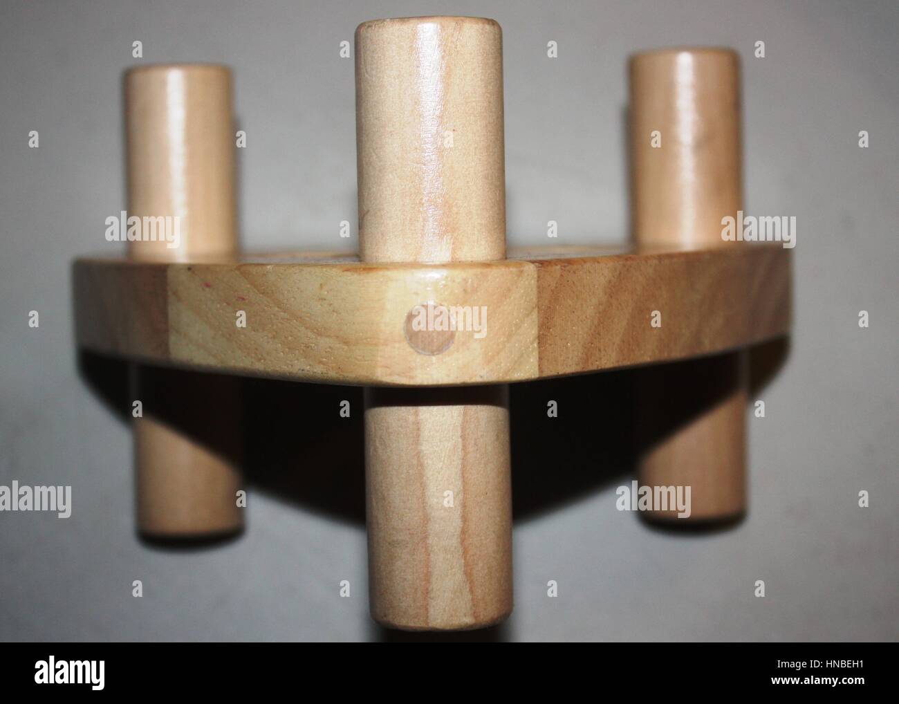 SCHWEREN HOLZPLATTE MIT MASSIVEM HOLZ DEKOR 3 HERINGE, SPIEL UND VIELES MEHR Stockfoto