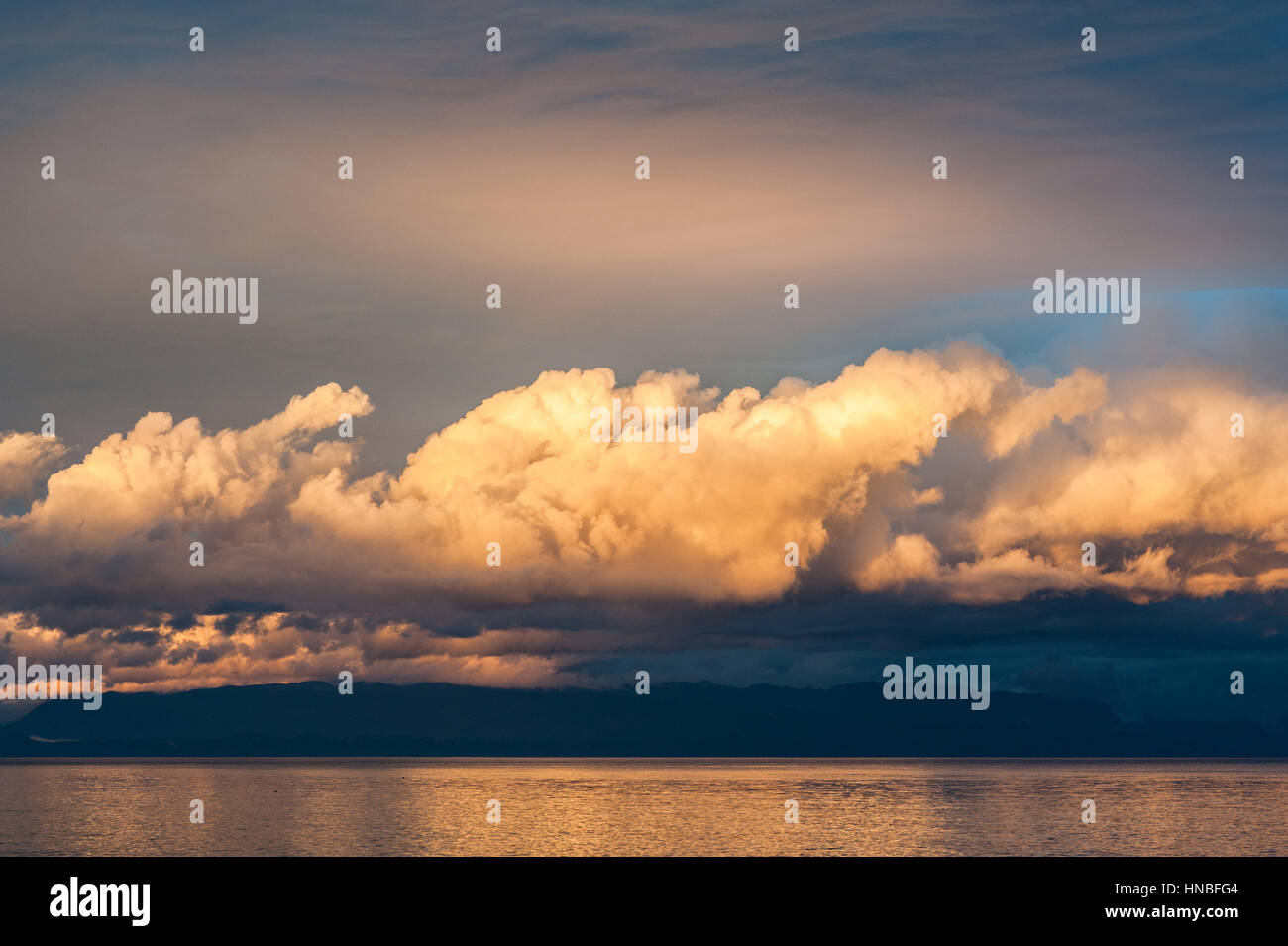 Blick auf dramatische Wolken bei Sonnenuntergang über die Straight of Georgia Blick in Powell River, British Columbia, Kanada Stockfoto