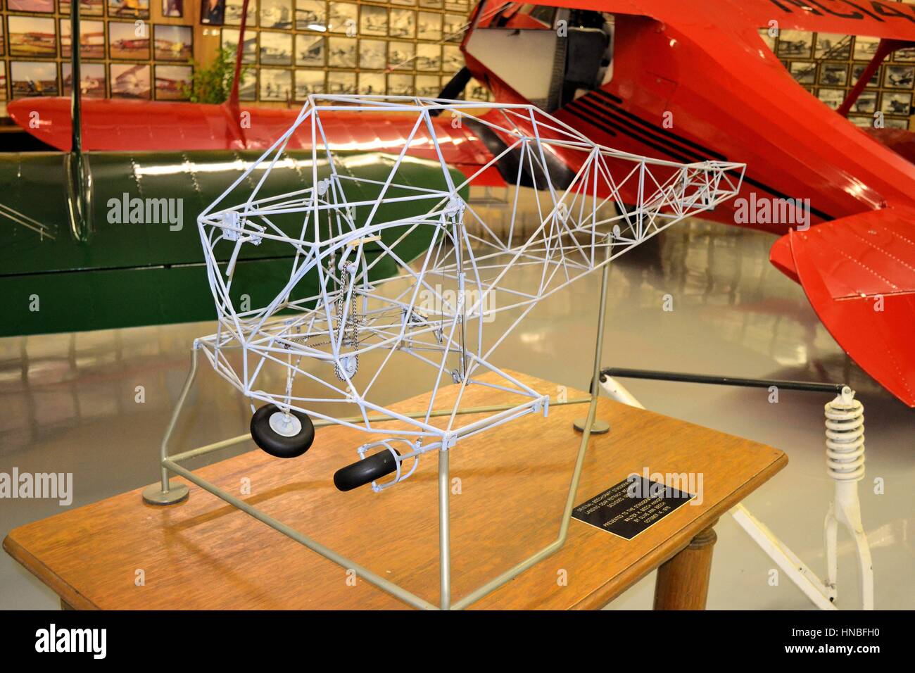 Maßstabsgetreuer Drahtreprototyp für den Rückzugsmechanismus der Buche Staggerwing, präsentiert von Olive Ann Beech dem Beechcraft Heritage Museum Stockfoto
