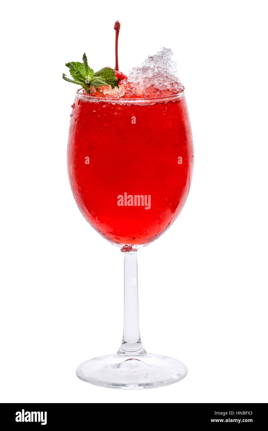 Weinglas mit roter Frucht-Cocktail mit Minze Stockfoto