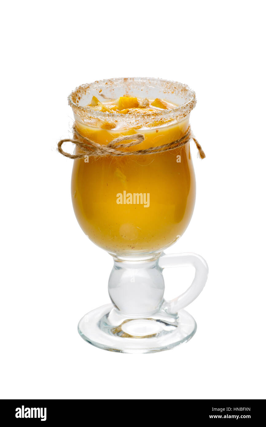 Gelbe Limonade mit orange Physalis dekoriert Stockfoto